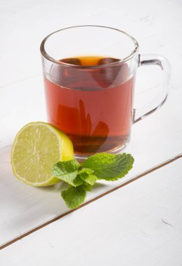 Sıcak siyah çay limon ve nane ile servis