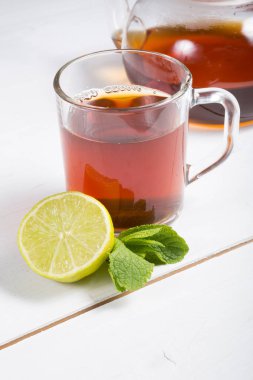 Sıcak siyah çay limon ve nane ile servis