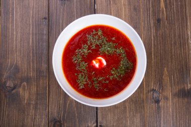 Beyaz bir kase hizmet geleneksel Rus pancar borsch çorbası