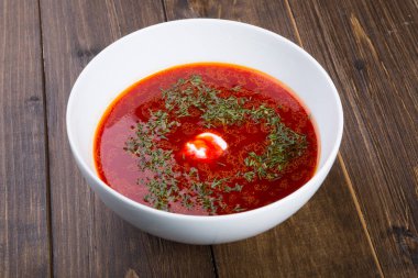 Beyaz bir kase hizmet geleneksel Rus pancar borsch çorbası