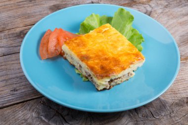 Mavi tabakta bölümünü pişmiş patates ve et güveç