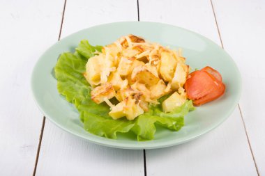 Garnitür olarak üzerine eritilmiş peynir ile kızarmış patates