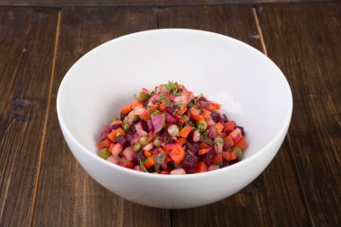 Beyaz bir kase içinde karışık taze pancar salatası hizmet