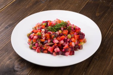 Beyaz bir kase içinde karışık taze pancar salatası hizmet