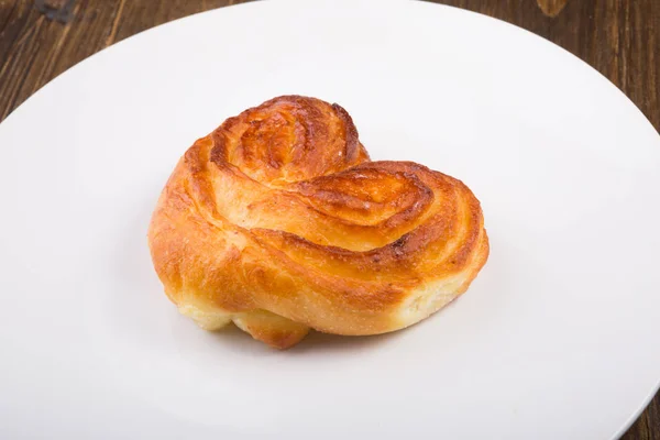 Fresh Baked Sweet Bun White Plate — Stock Photo, Image