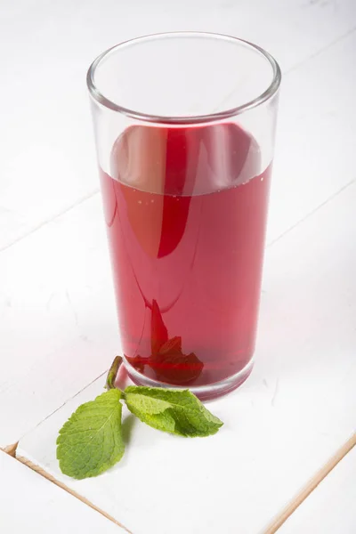 Vidro Vermelho Bebida Compota Placa Madeira — Fotografia de Stock