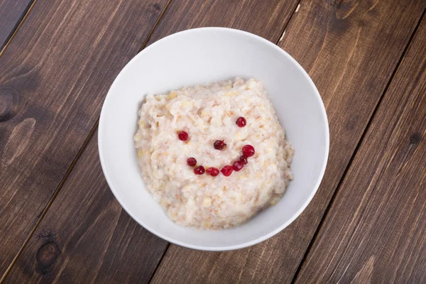 Porridge Farina Avena Servito Con Mirtilli Una Ciotola Bianca — Foto Stock