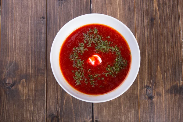 Beyaz bir kase hizmet geleneksel Rus pancar borsch çorbası