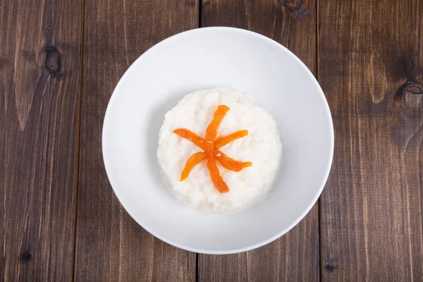 Mingau Arroz Com Damascos Servidos Uma Tigela — Fotografia de Stock