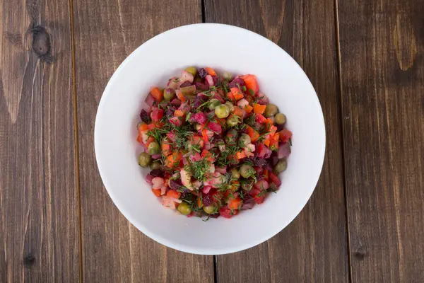 Gemengde Verse Rode Biet Salade Geserveerd Een Witte Kom — Stockfoto