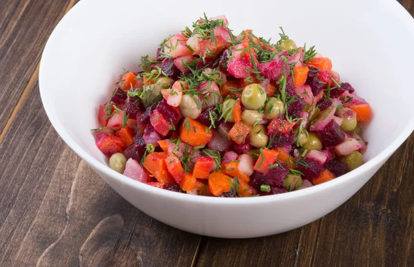 Gemengde Verse Rode Biet Salade Geserveerd Een Witte Kom — Stockfoto