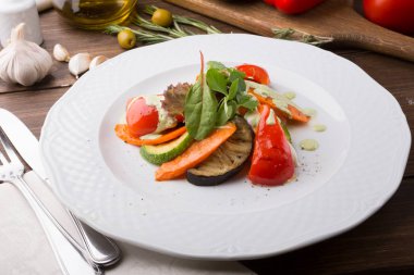 Izgara sebze tablo farklı gıda maddeleri ile beyaz tabakta servis