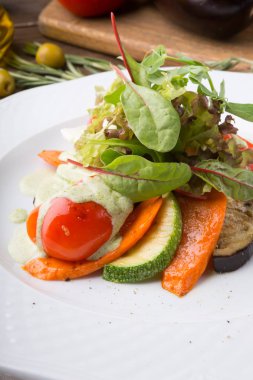 Izgara sebze tablo farklı gıda maddeleri ile beyaz tabakta servis