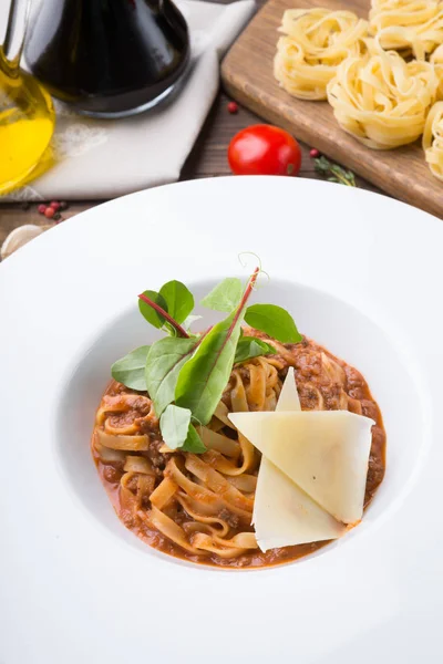 在木桌上享用带肉和奶酪的塔利亚特意大利面 — 图库照片