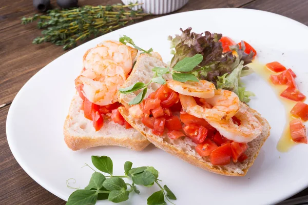 Italienisches Sandwich Bruschetta Mit Garnelen Auf Weißem Teller — Stockfoto