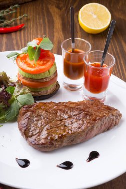 Biber sosu ve sebze ile servis sulu taze ızgara biftek