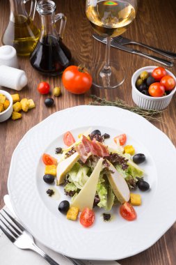 Sezar salatası kruton, peynir ve ızgara tavuk bir masaya servis