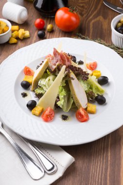 Sezar salatası kruton, peynir ve ızgara tavuk bir masaya servis