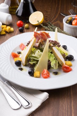 Sezar salatası kruton, peynir ve ızgara tavuk bir masaya servis