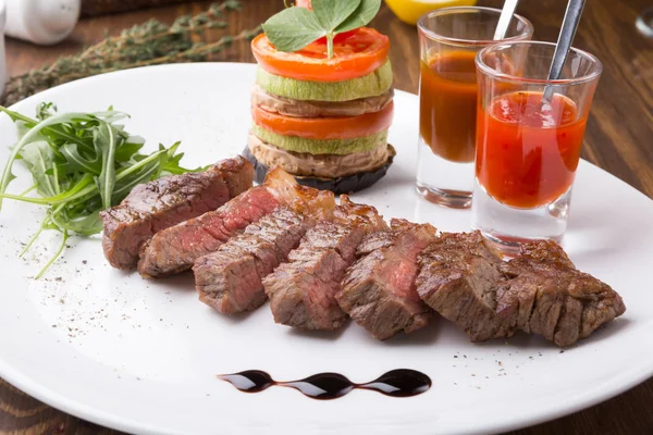 Carne Recién Asada Jugosa Servida Con Salsa Chile Verduras — Foto de Stock