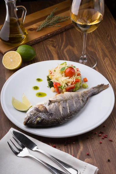 Pescado Dorado Parrilla Servido Con Ensalada Verduras Sobre Mesa Madera —  Fotos de Stock