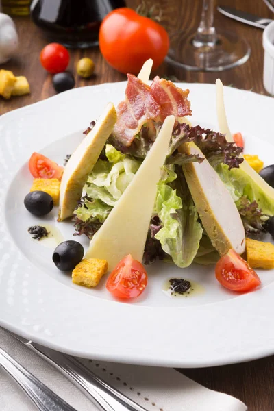 Salada Caesar Com Croutons Queijo Frango Grelhado Servido Uma Mesa — Fotografia de Stock
