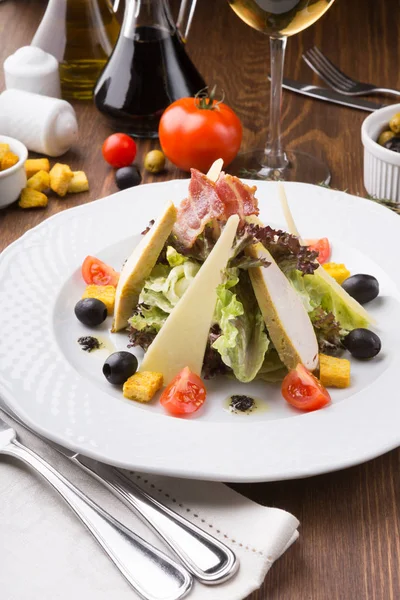 Salada Caesar Com Croutons Queijo Frango Grelhado Servido Uma Mesa — Fotografia de Stock