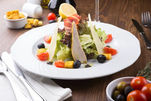 Salada Caesar Com Croutons Queijo Frango Grelhado Servido Uma Mesa — Fotografia de Stock