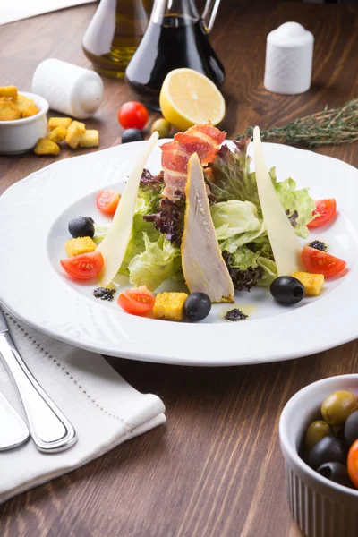 Sezar salatası kruton, peynir ve ızgara tavuk bir masaya servis