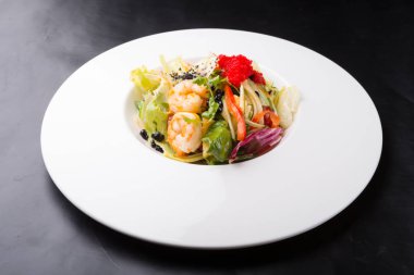 Havyar ve marul eşliğinde zarif taze karides salatası