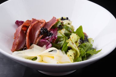 Havyar ve chesse zarif ördek et salatası