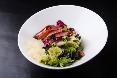 Havyar ve chesse zarif ördek et salatası