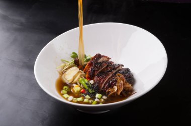 Asya ördek çorbası beyaz bir kase içinde hizmet