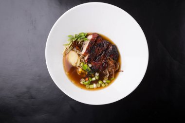 Asya ördek çorbası beyaz bir kase içinde hizmet