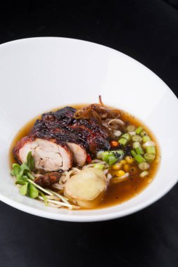 Asya ördek çorbası beyaz bir kase içinde hizmet