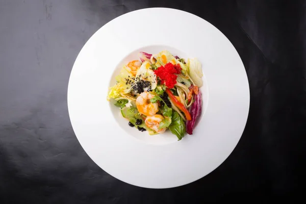 Salada Camarão Fresca Elegante Servida Com Caviar Alface — Fotografia de Stock
