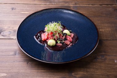 Siyah zarif tabakta ham ton balığı salatası tartar