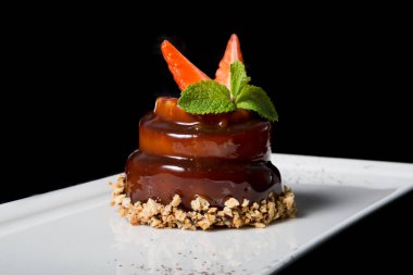 Nane ve çilek ile dekore edilmiş zarif çikolatalı kek