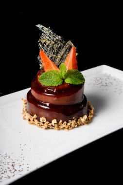 Nane ve çilek ile dekore edilmiş zarif çikolatalı kek