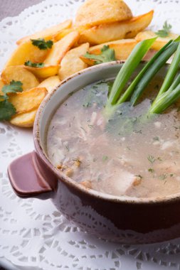 Vahşi orman mantar çorbası kızarmış patates cipsi ve pırasa ile servis