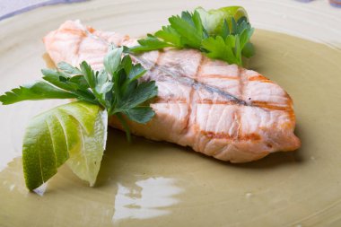 Rustik bir plaka üzerinde kireç ile haşlanmış somon biftek servis