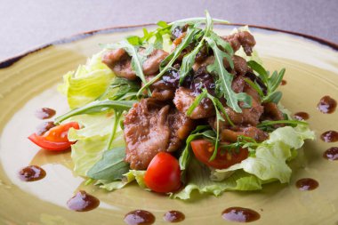 Roka ve lettucer ile servis tatlı domuz salata ateş