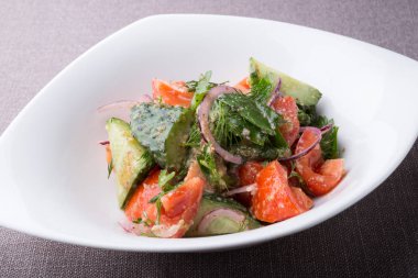 Taze çiğ domates ve salatalık salatası karışık fındık ile servis