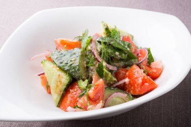 Taze çiğ domates ve salatalık salatası karışık fındık ile servis