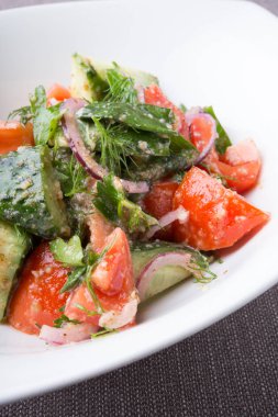 Taze çiğ domates ve salatalık salatası karışık fındık ile servis