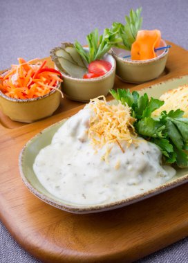 Sığır straganof hizmet ile Turşu sebze ve patates püresi