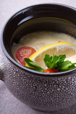 Bir kap içinde pişmiş Rus beyaz kremalı balık çorbası servis