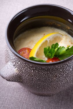Bir kap içinde pişmiş Rus beyaz kremalı balık çorbası servis