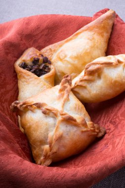 Farklı pişmiş pirogi veya samosa bir sepet içinde servis