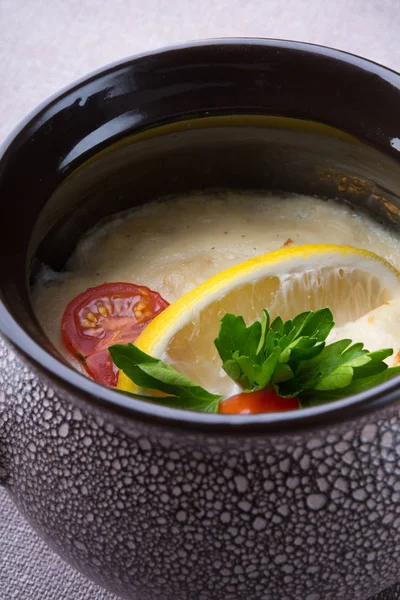 Bir kap içinde pişmiş Rus beyaz kremalı balık çorbası servis